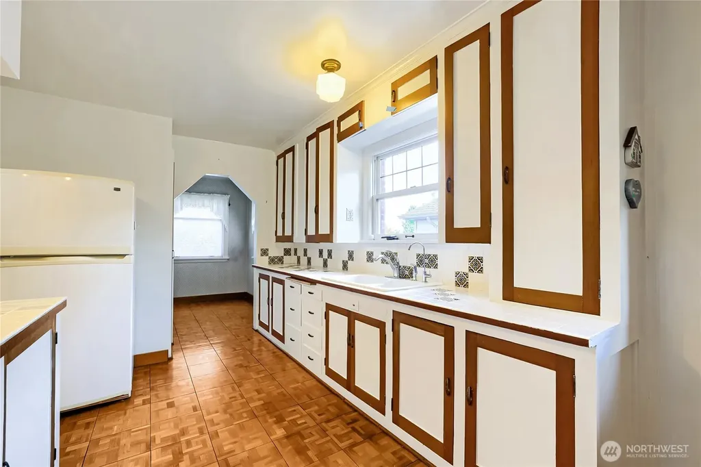 8042 18th Avenue NE Seattle WA 98115