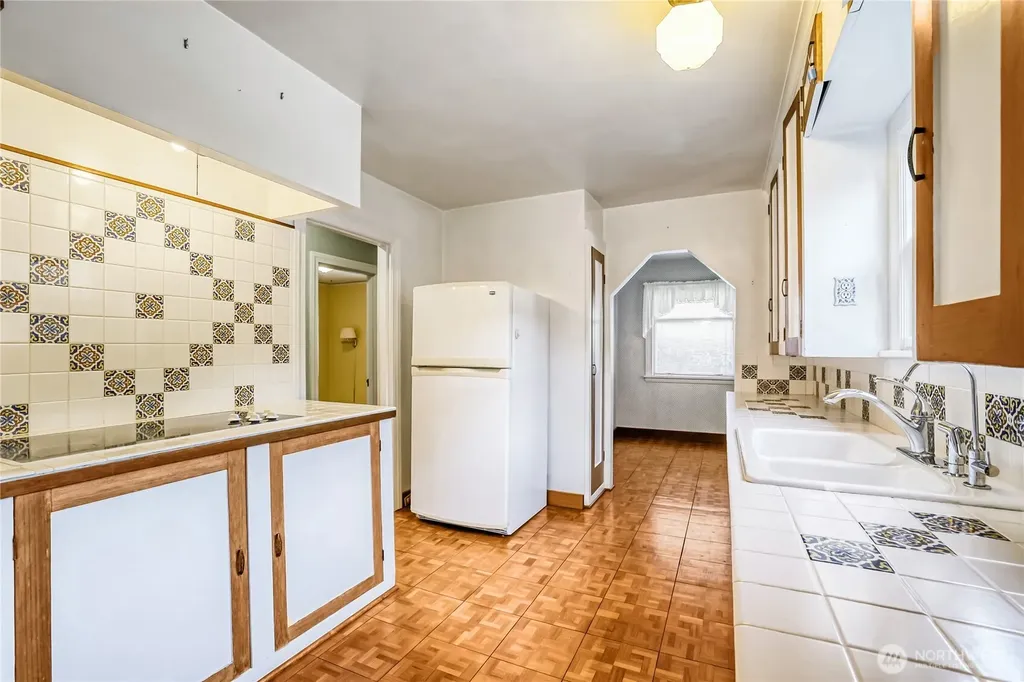 8042 18th Avenue NE Seattle WA 98115