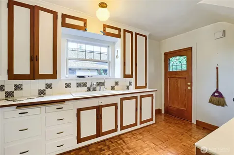 8042 18th Avenue NE Seattle WA 98115