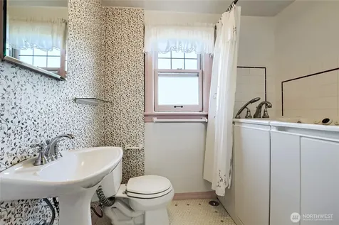 8042 18th Avenue NE Seattle WA 98115