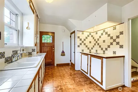 8042 18th Avenue NE Seattle WA 98115