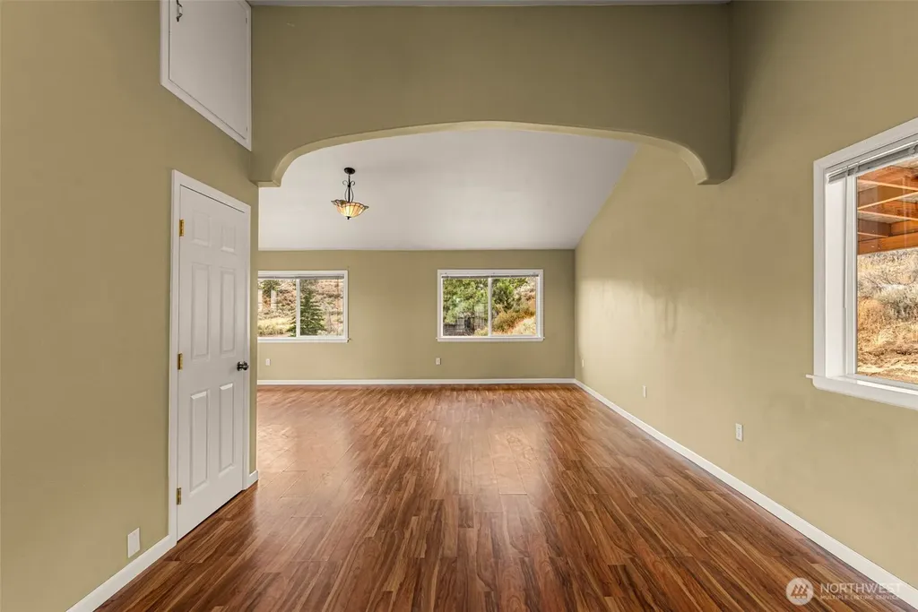 612 Rd S SW East Wenatchee WA 98802
