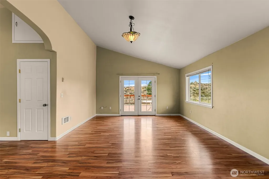 612 Rd S SW East Wenatchee WA 98802