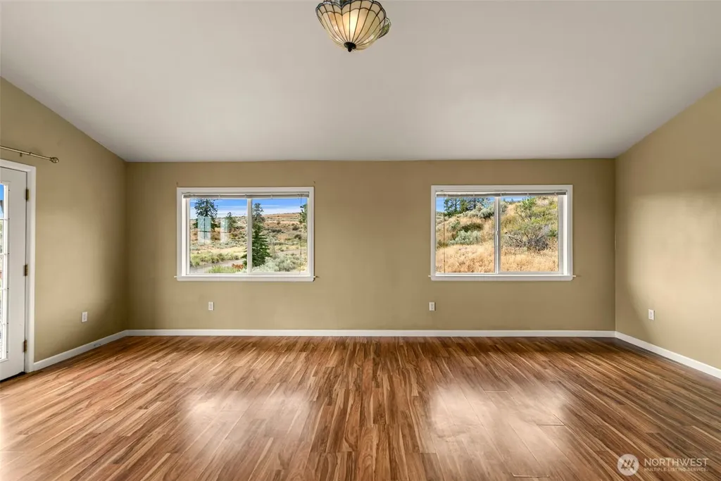 612 Rd S SW East Wenatchee WA 98802