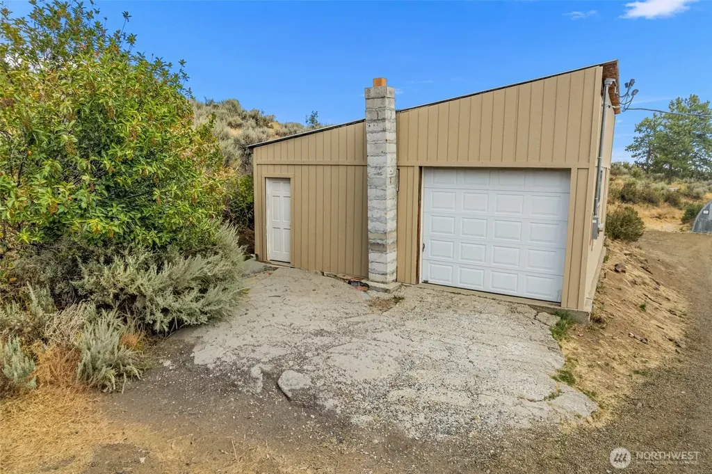 612 Rd S SW East Wenatchee WA 98802