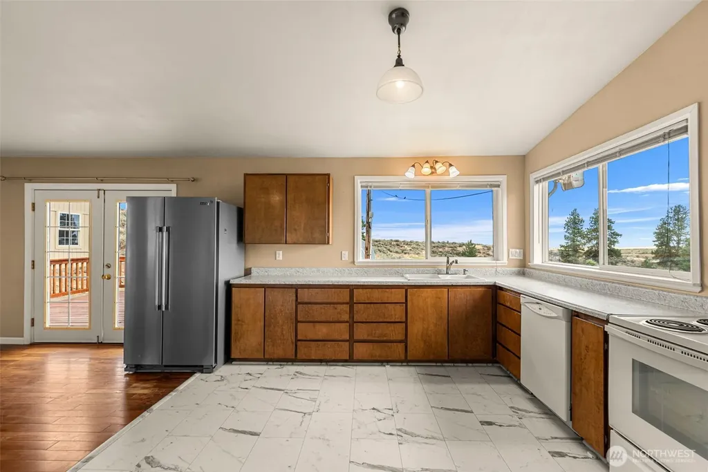 612 Rd S SW East Wenatchee WA 98802