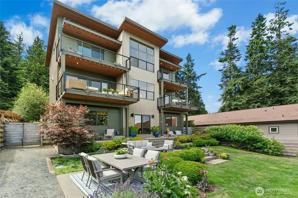1447 Elm Place Freeland WA 98249