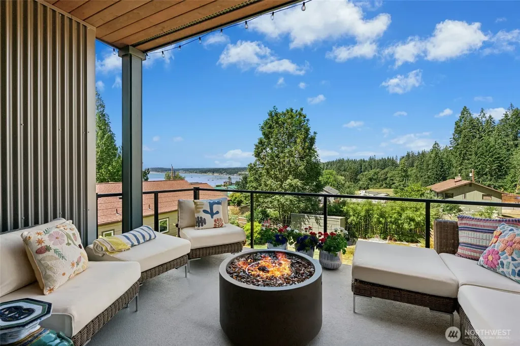 1447 Elm Place Freeland WA 98249