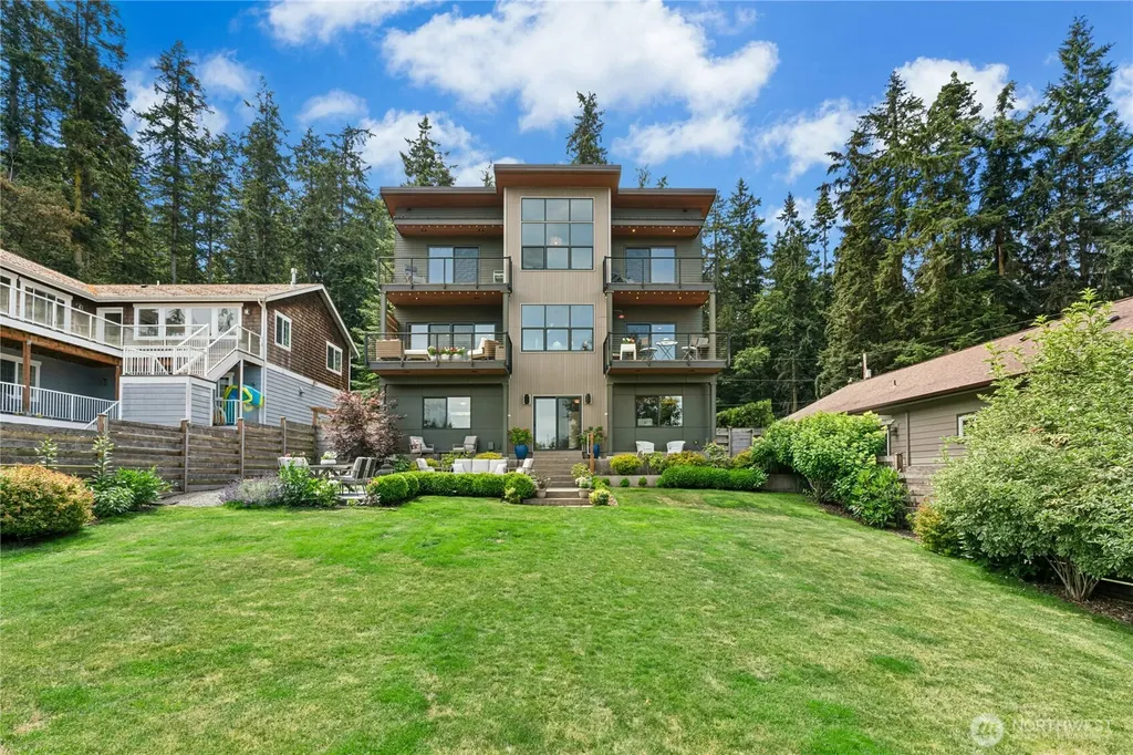 1447 Elm Place Freeland WA 98249