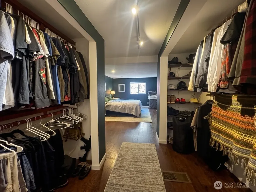 991 E North Bay Road Allyn WA 98524