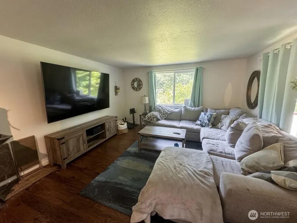 991 E North Bay Road Allyn WA 98524