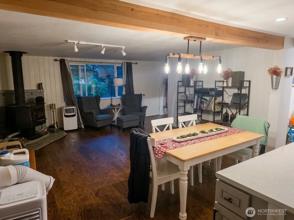 991 E North Bay Road Allyn WA 98524