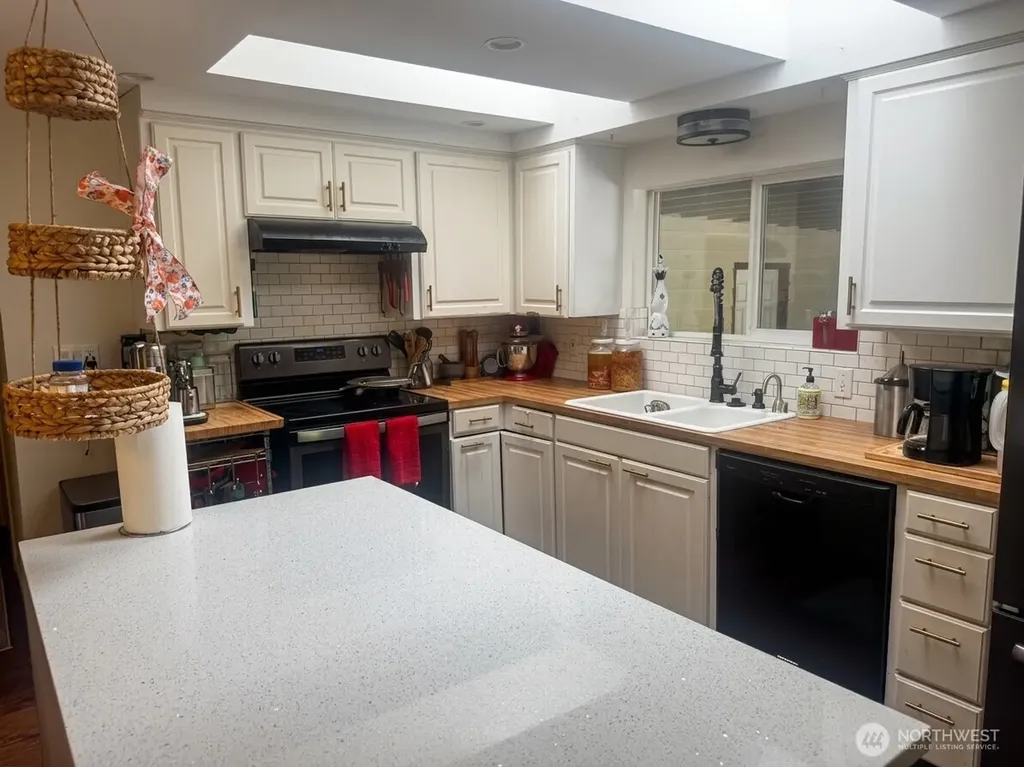991 E North Bay Road Allyn WA 98524