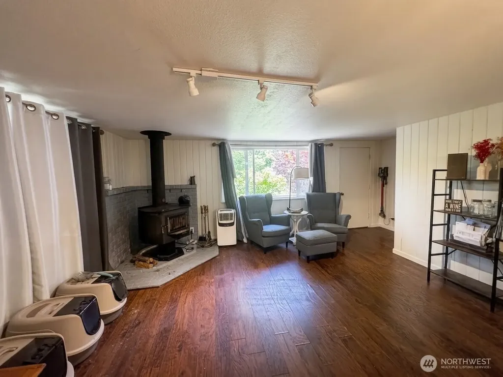 991 E North Bay Road Allyn WA 98524