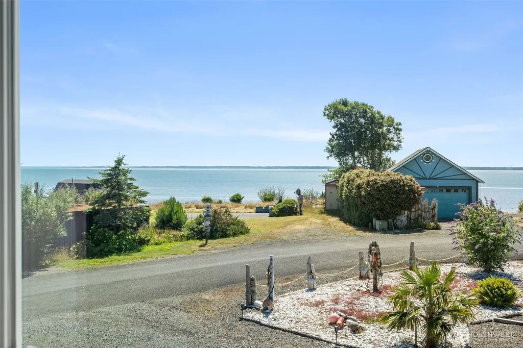 4 Bayshore Road South Bend WA 98586