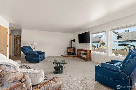4 Bayshore Road South Bend WA 98586