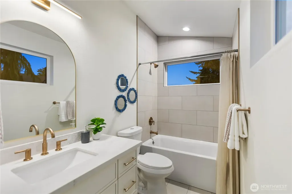 811 NE 125th Street Seattle WA 98125