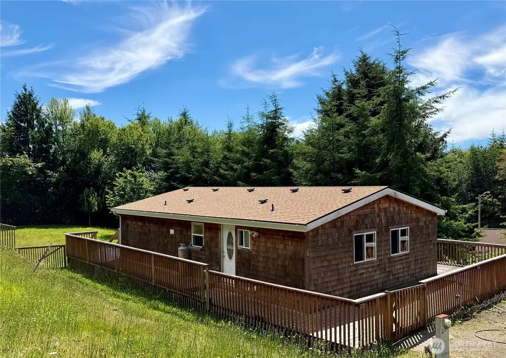28 N Jacobson Road Cathlamet WA 98612