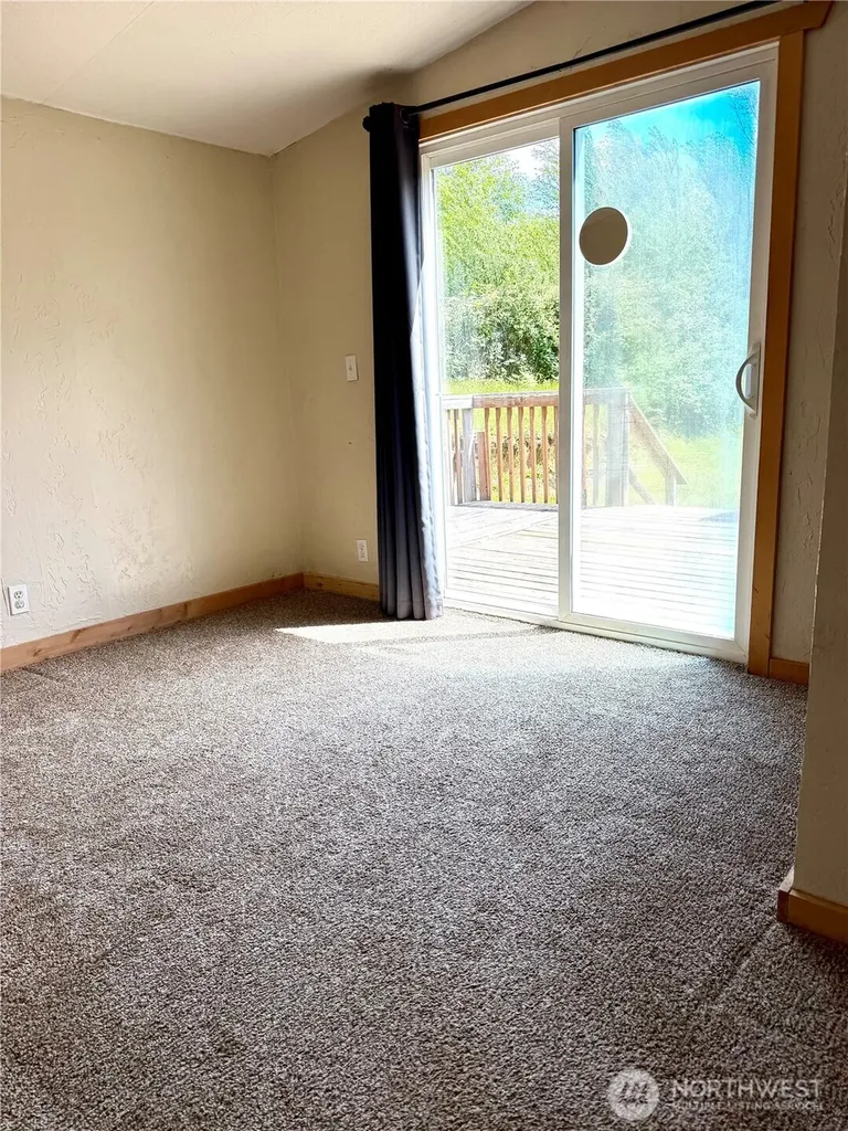 28 N Jacobson Road Cathlamet WA 98612