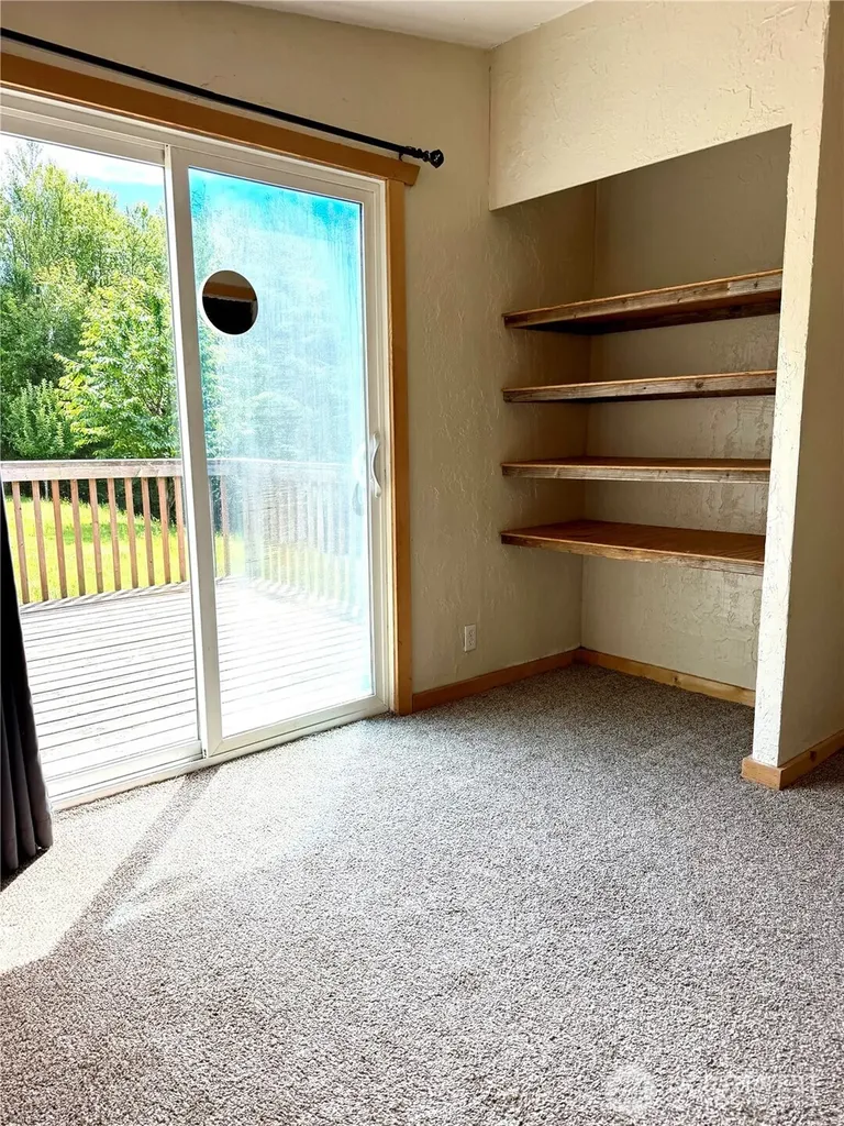 28 N Jacobson Road Cathlamet WA 98612