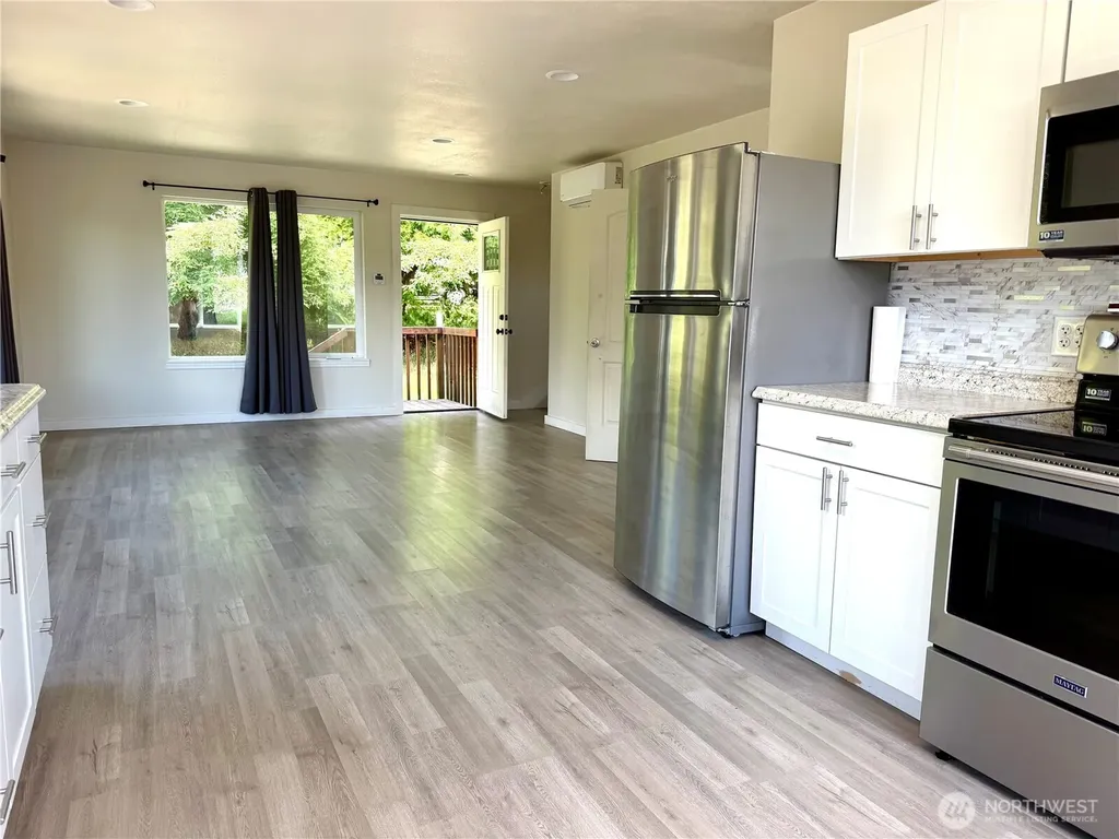 28 N Jacobson Road Cathlamet WA 98612