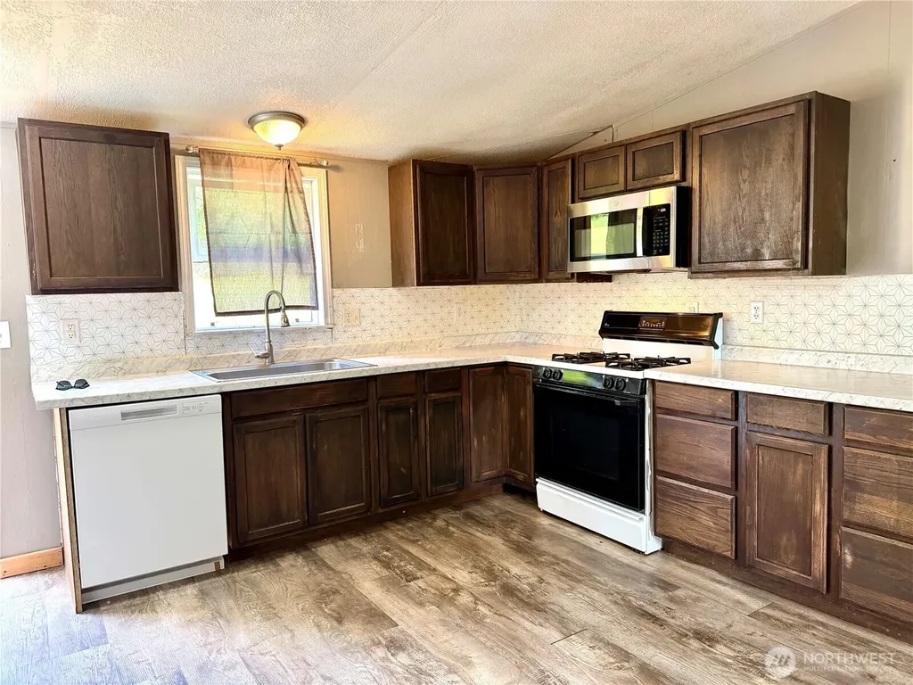 28 N Jacobson Road Cathlamet WA 98612