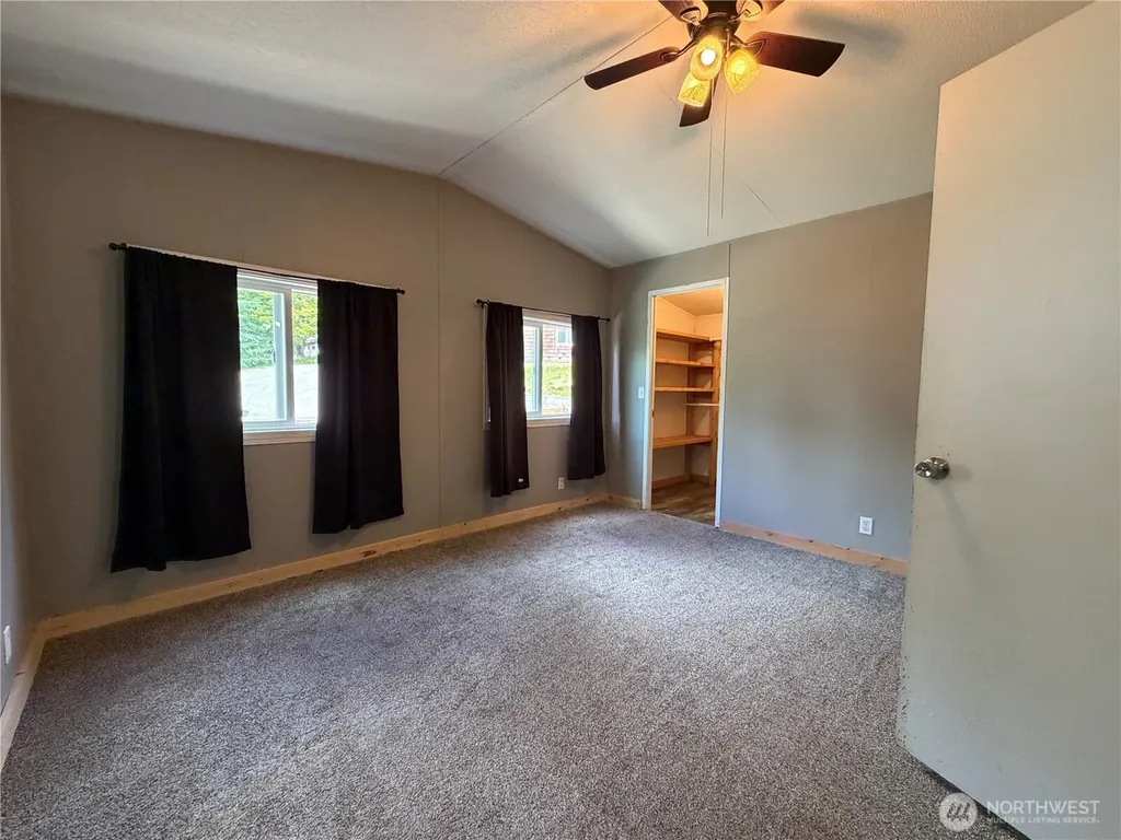 28 N Jacobson Road Cathlamet WA 98612