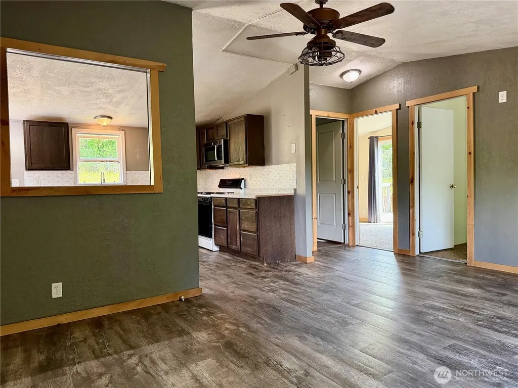28 N Jacobson Road Cathlamet WA 98612