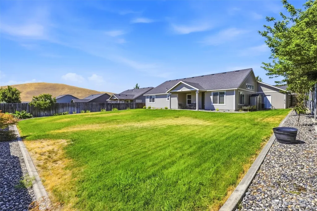 2670 Hickory Avenue West Richland WA 99353