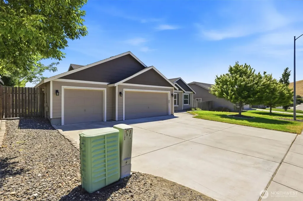 2670 Hickory Avenue West Richland WA 99353