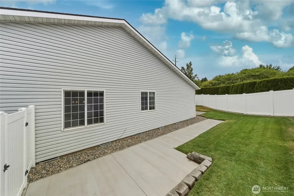 777 SE Magnoni College Place WA 99324