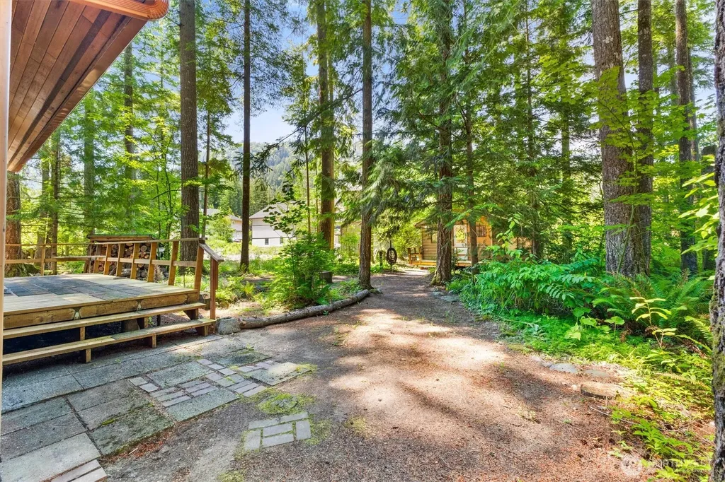 8625 Golden Valley Drive Maple Falls WA 98266