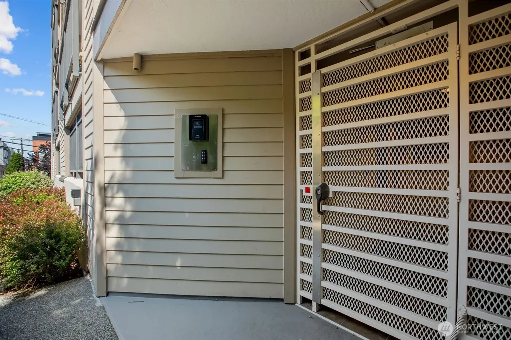 3507 SW Alaska Street Seattle WA 98126