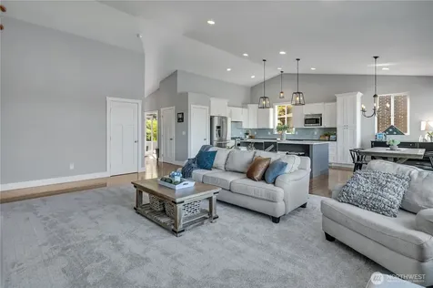 4705 Lakeridge Drive E Lake Tapps WA 98391