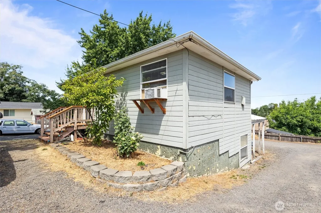 26 SW 13th College Place WA 99324
