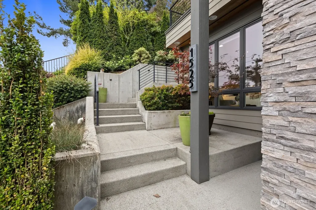 1525 36th Avenue S Seattle WA 98144