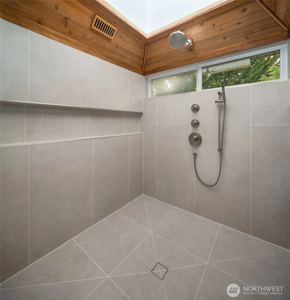 10127 Manley Road NW Seabeck WA 98380