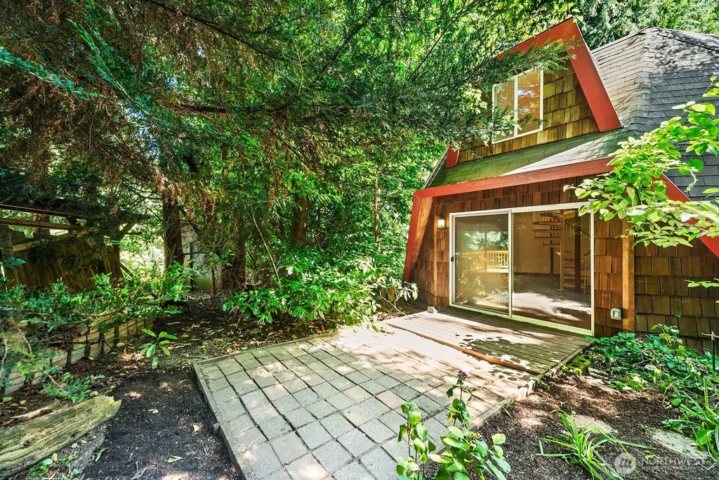 16524 35th Avenue NE Lake Forest Park WA 98155