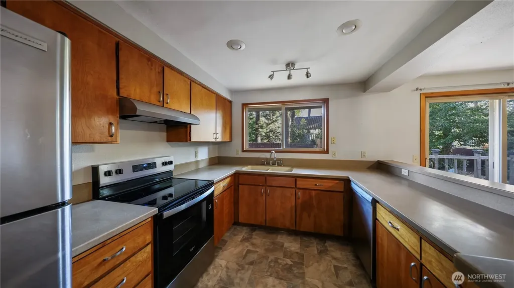 368 NW Columbia Drive Oak Harbor WA 98277