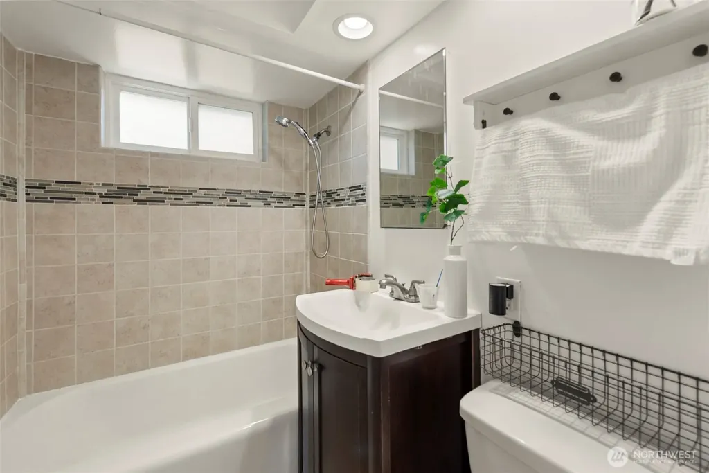 6831 37th Avenue NE Seattle WA 98115