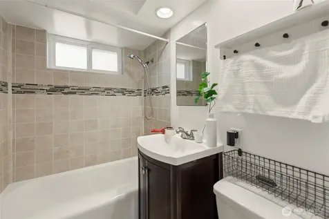 6831 37th Avenue NE Seattle WA 98115