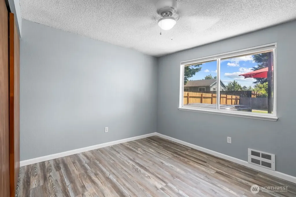 733 2nd Avenue NE Pacific WA 98047
