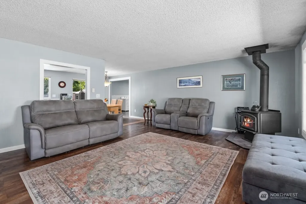 733 2nd Avenue NE Pacific WA 98047