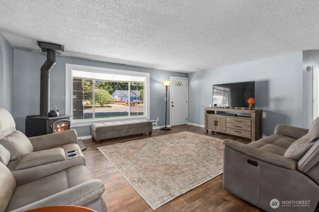 733 2nd Avenue NE Pacific WA 98047