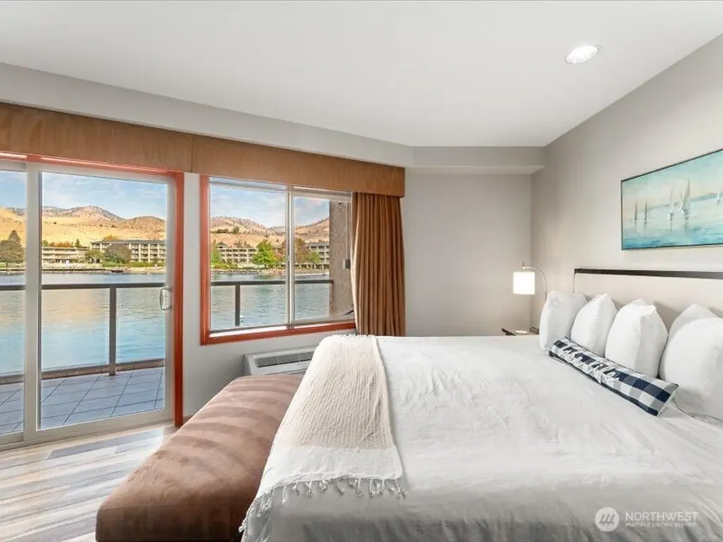 322 W Woodin Avenue Chelan WA 98816