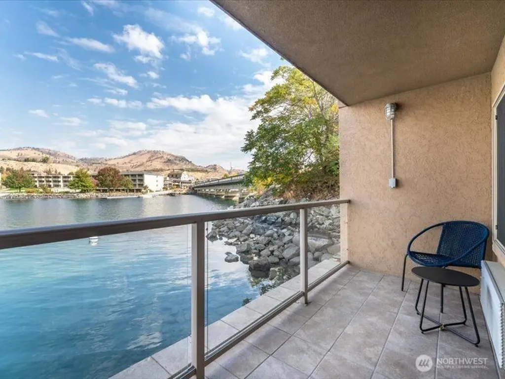 322 W Woodin Avenue Chelan WA 98816