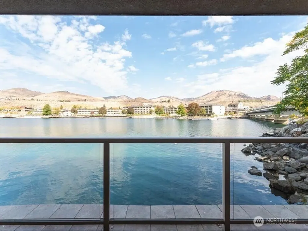 322 W Woodin Avenue Chelan WA 98816