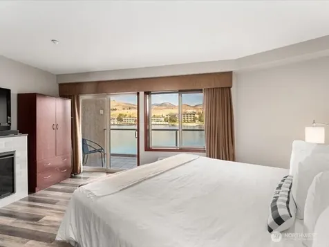 322 W Woodin Avenue Chelan WA 98816