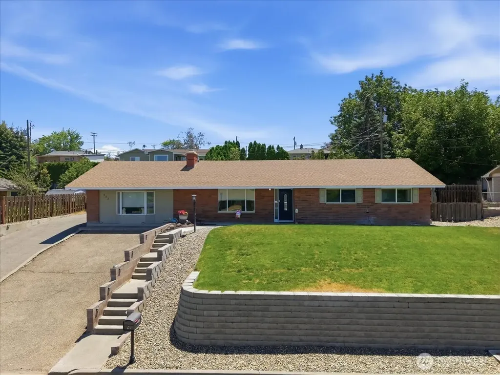 933 Vine Avenue Sunnyside WA 98944