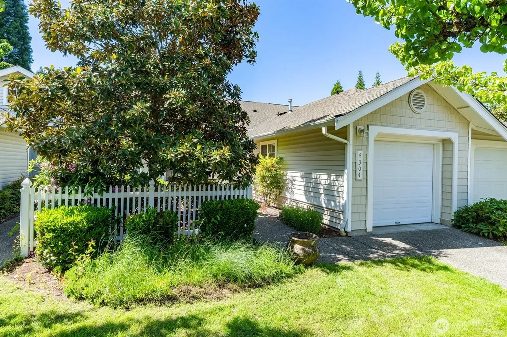 4304 S 220th Place Kent WA 98032
